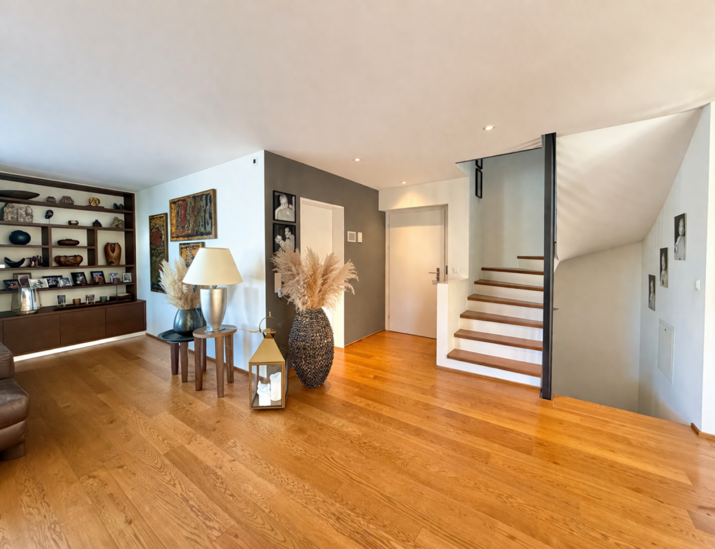 Heller Wohnbereich mit Treppe und Regalwand