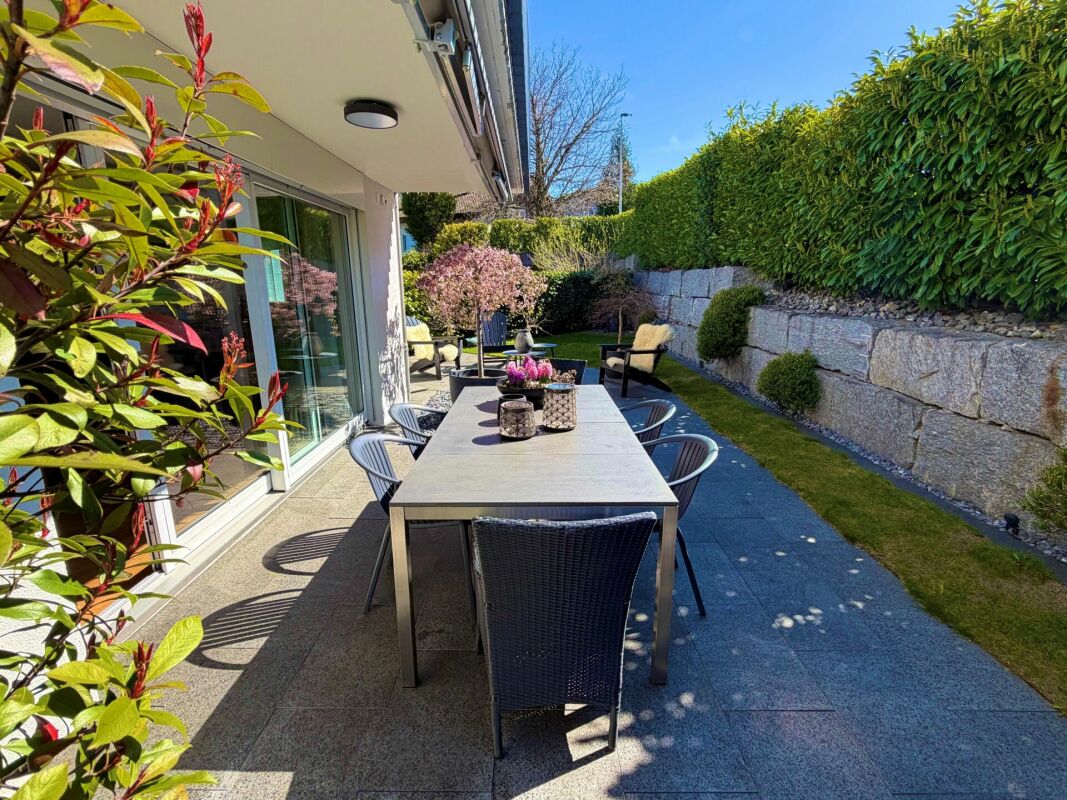 Terrasse mit Essbereich im Grünen