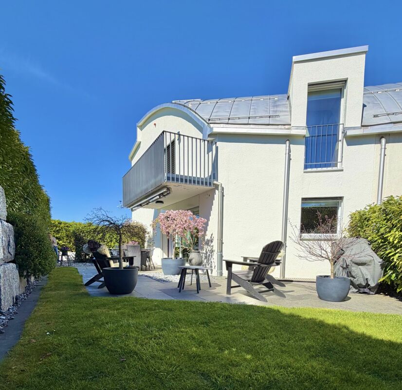 Außenansicht eines modernen Hauses mit Garten und Terrasse