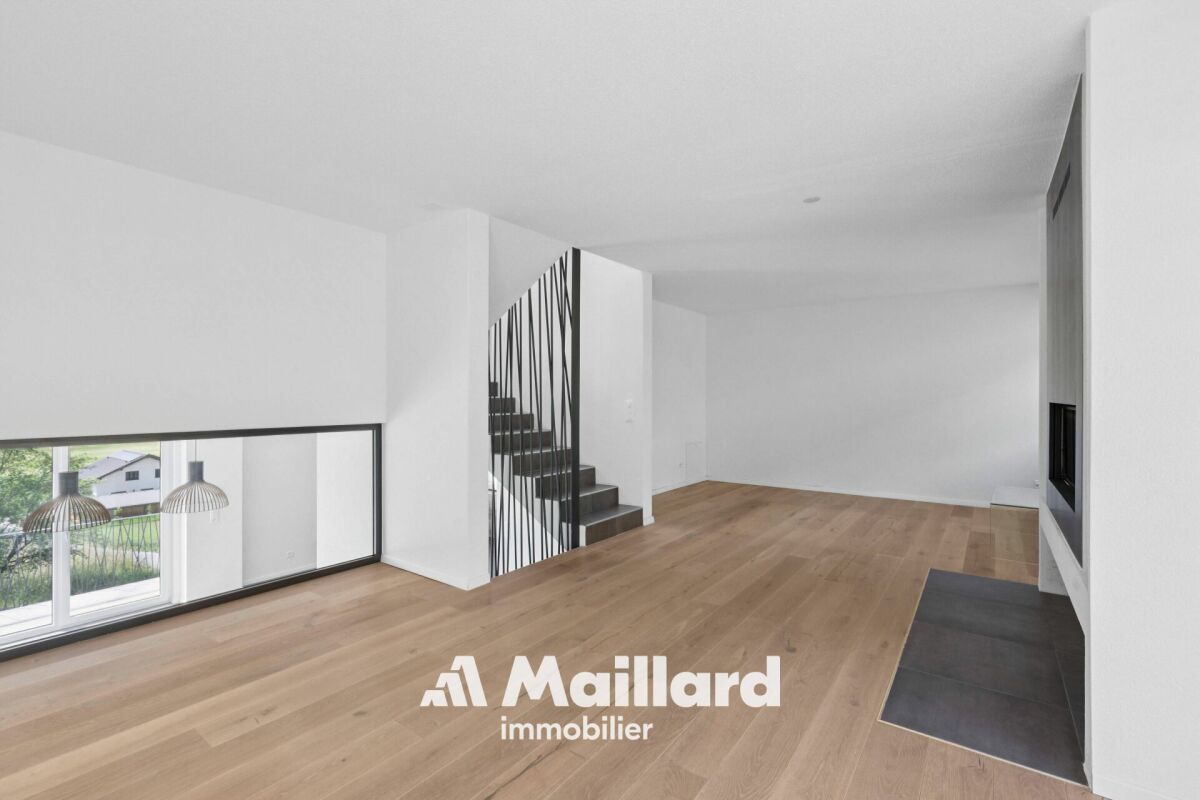 Modernes offenes Wohnbereichs-Interieur mit Galerie und Kamin