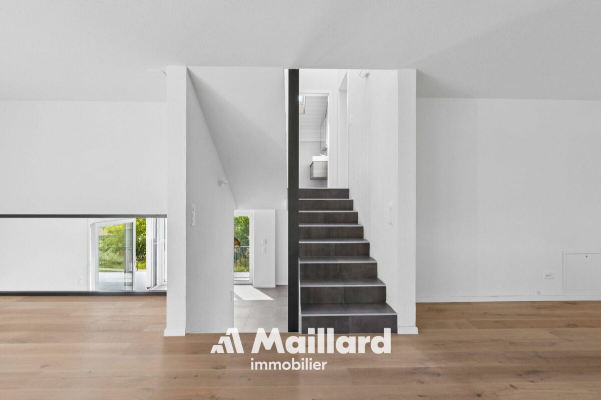 Innenraum mit Treppe und Galerie