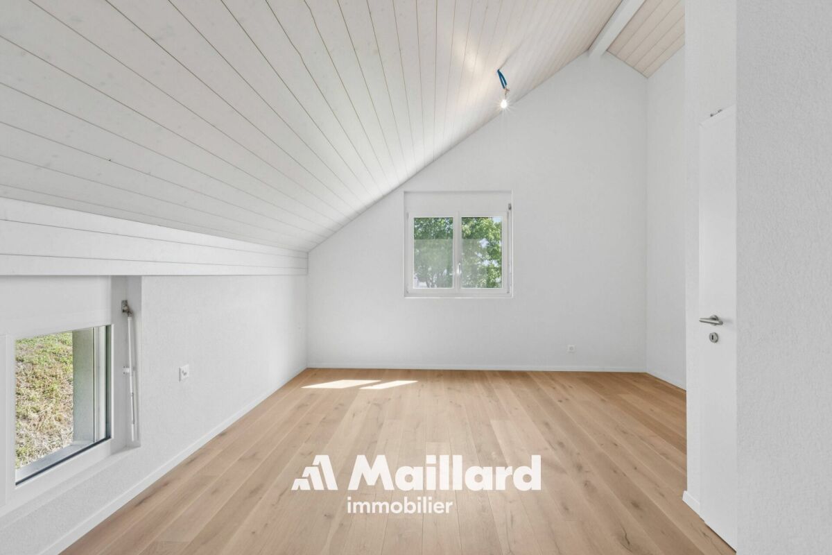 Heller Dachraum mit Holzfußboden