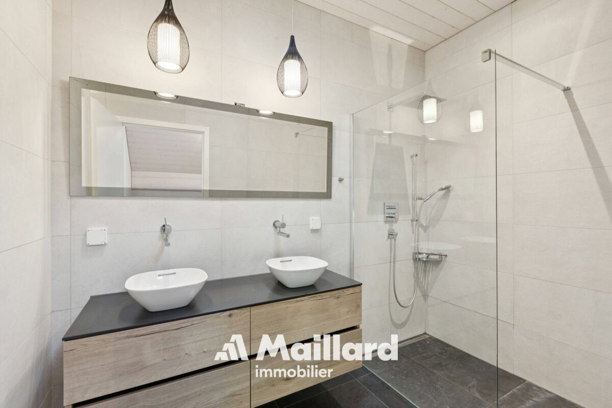 Modernes Badezimmer mit Doppelwaschtisch und Dusche