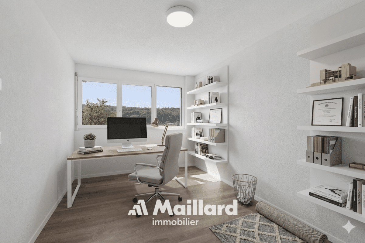 Helles Homeoffice mit Schreibtisch und Regalen