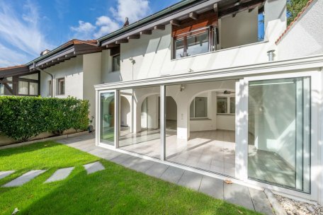 Heller Wohnbereich mit großer Glasfront zum Garten