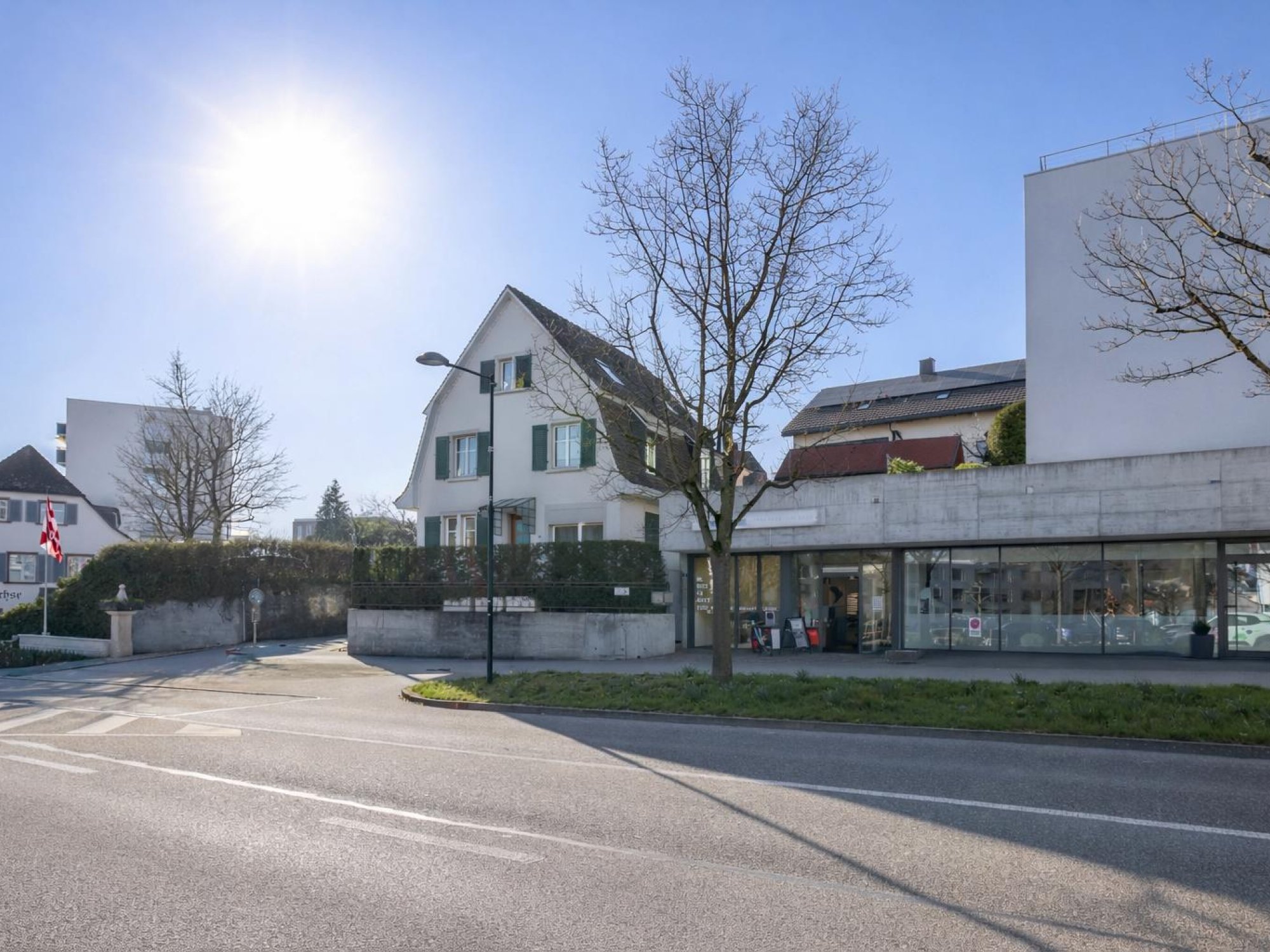 Straßenansicht mit Wohnhaus und Gewerbebereich