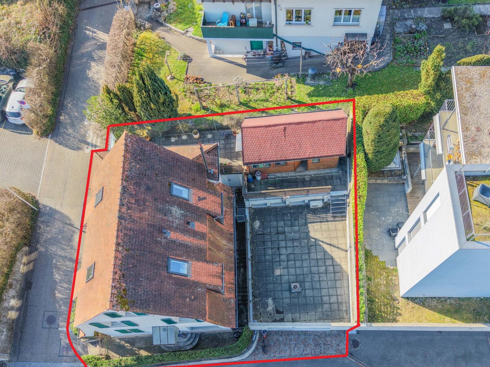 Luftaufnahme eines Wohnhauses mit Garten und Nebengebäude