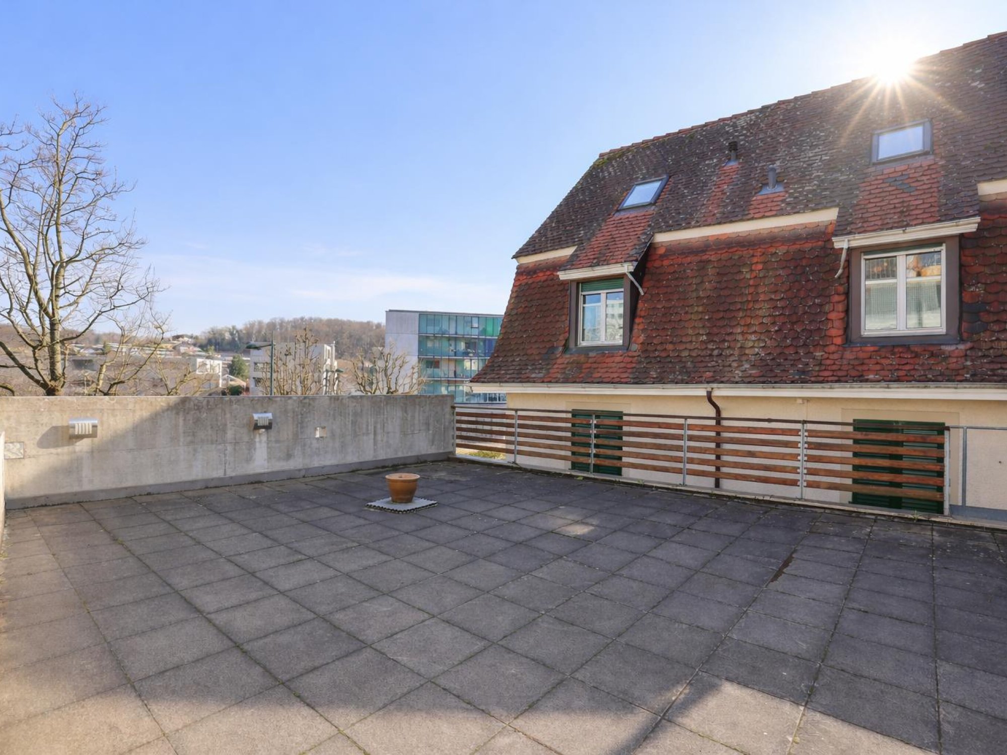 Dachterrasse mit Blick auf ein Wohngebäude