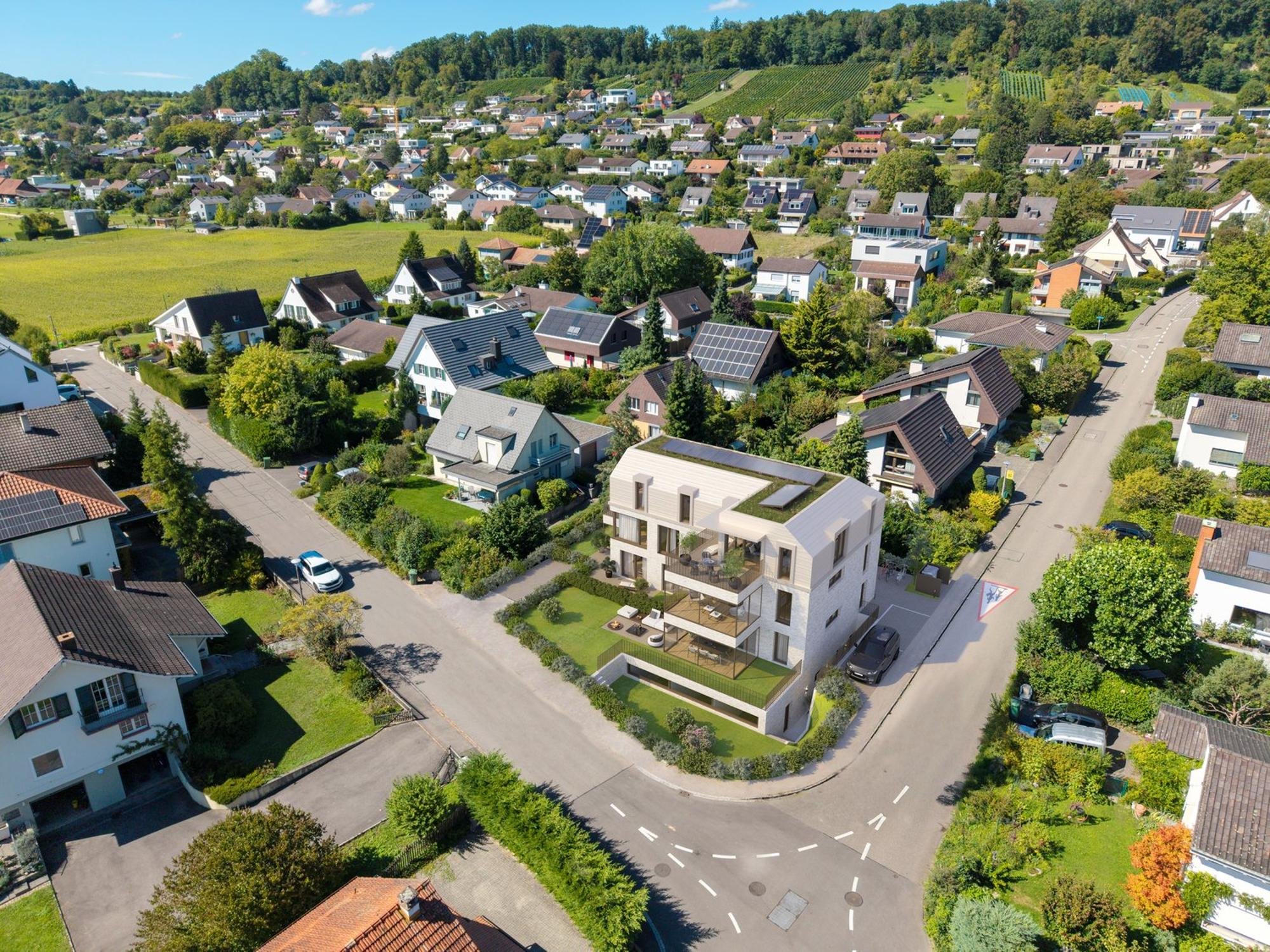 Drohnenaufnahme eines Wohngebiets mit modernem Haus und Dachterrassen