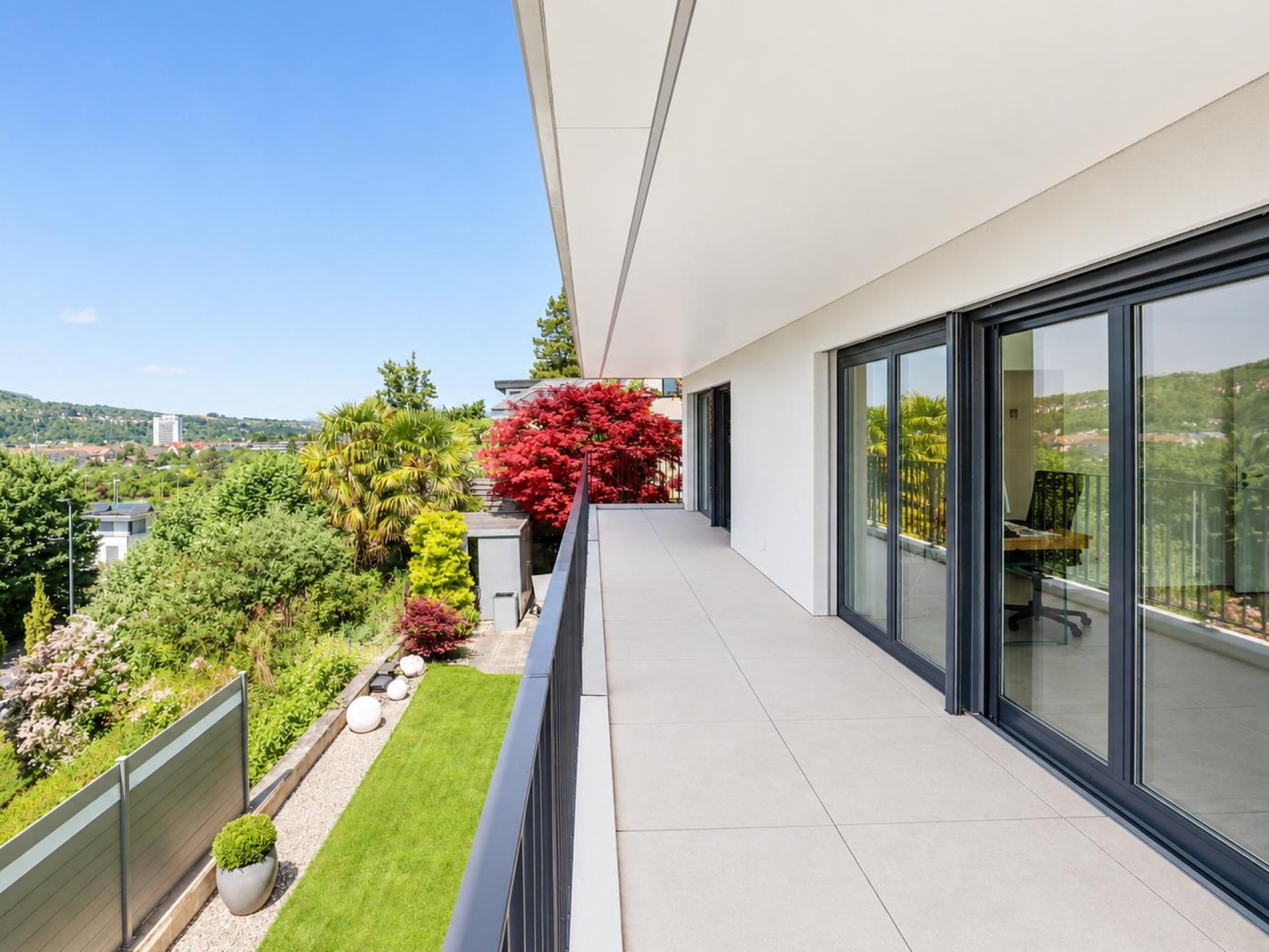 Moderne Balkonterrasse mit Panoramablick