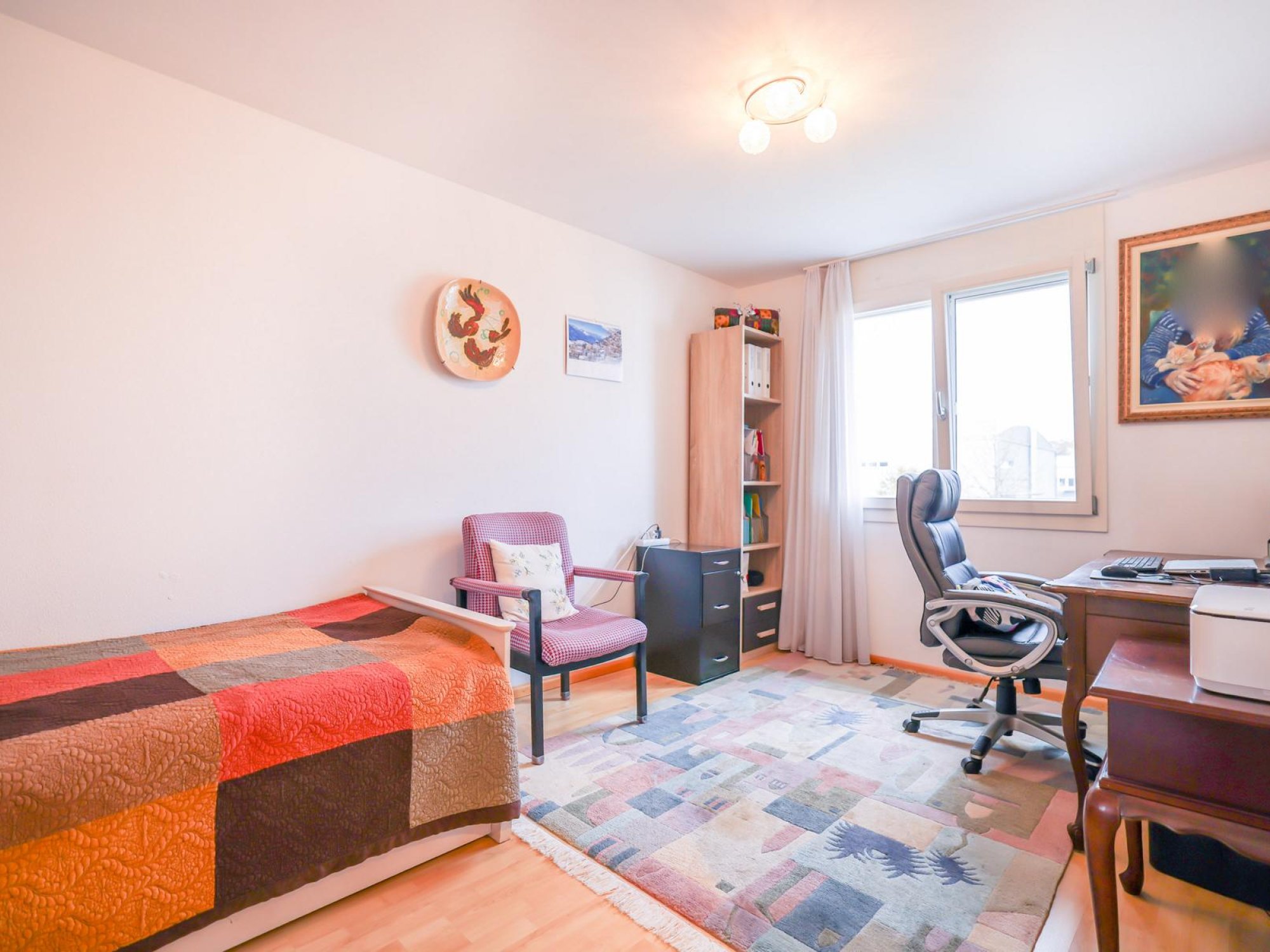 Helles Schlafzimmer mit Arbeitsplatz