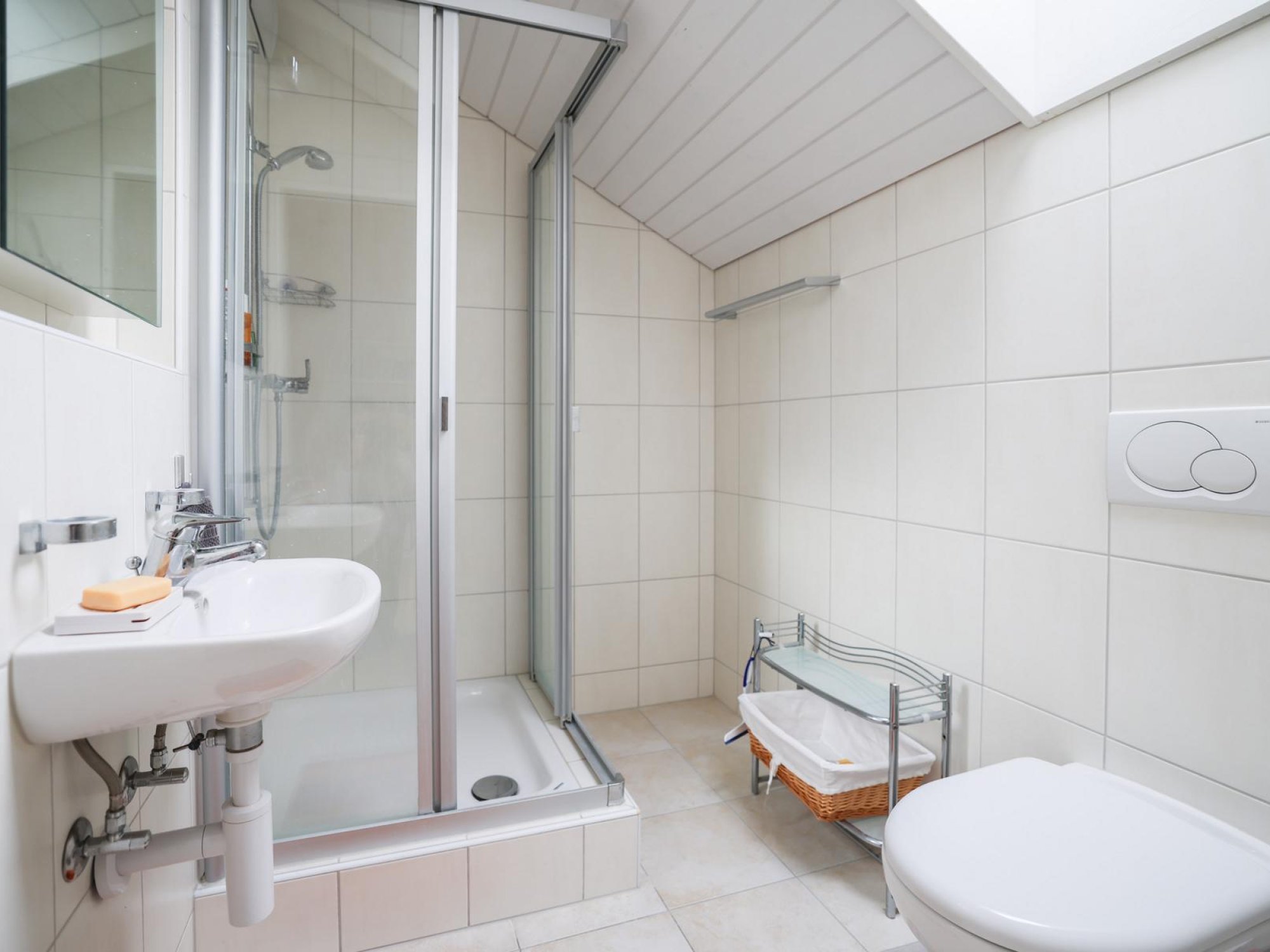 Helles Badezimmer mit Dusche und WC