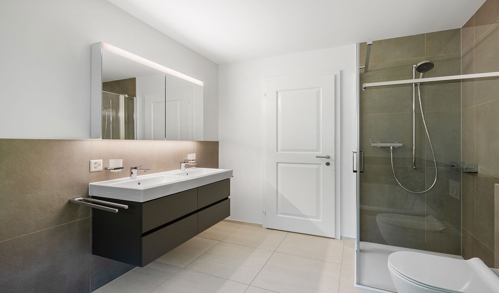 Modernes Badezimmer mit Doppelwaschtisch und Glasdusche