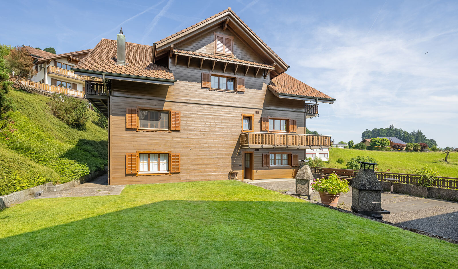 Alpines Holzhaus mit Garten