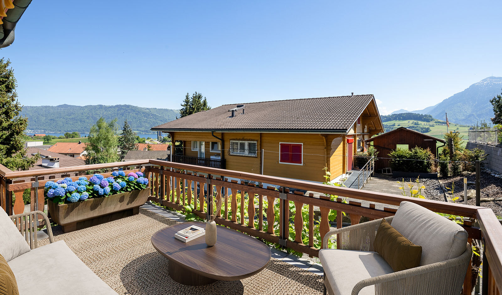 Balkon/Terrasse mit Berg- und Seeblick