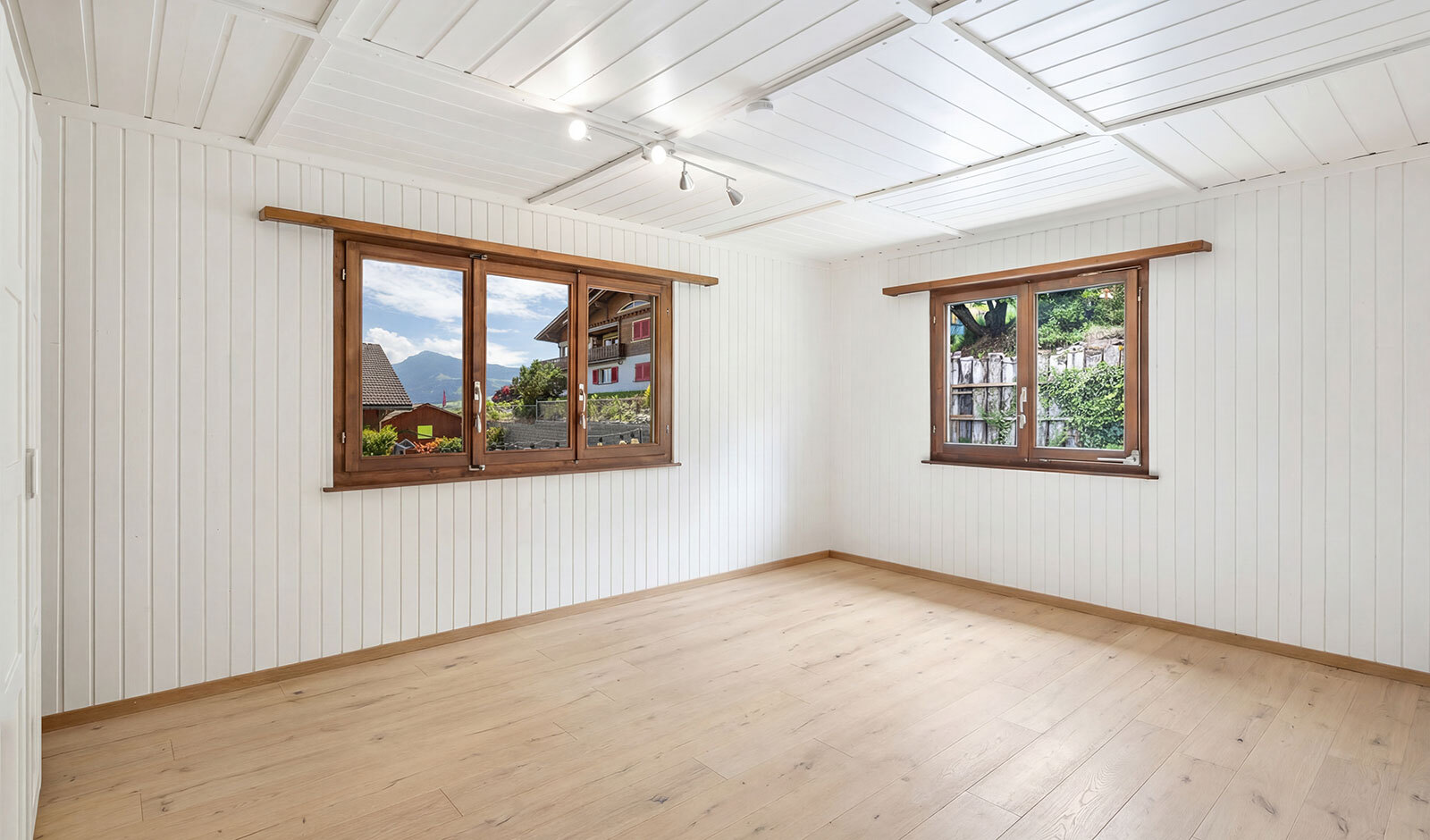 Heller leerer Raum mit Holzfenstern