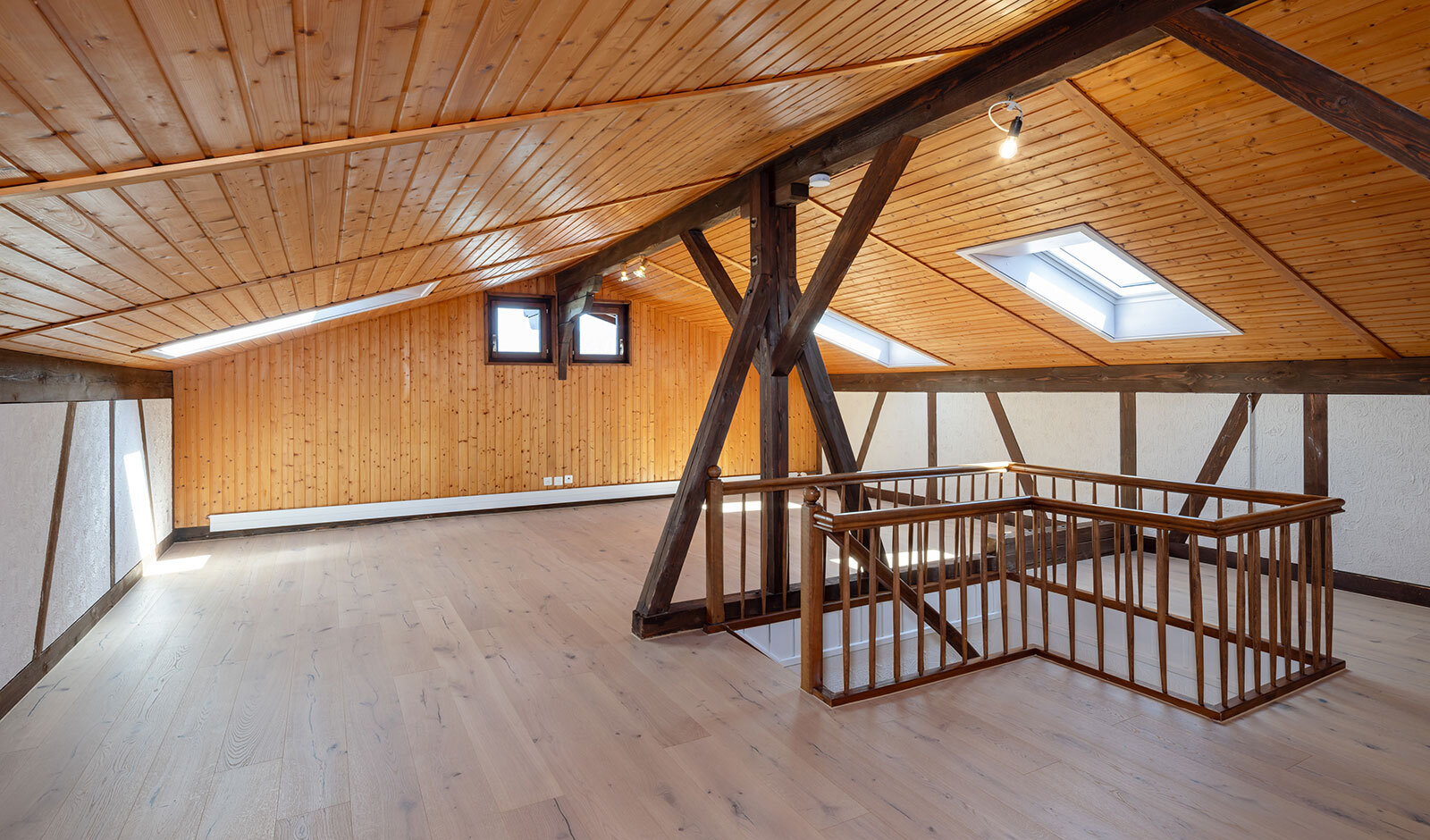 Ausgebauter Dachboden mit Holzverkleidung