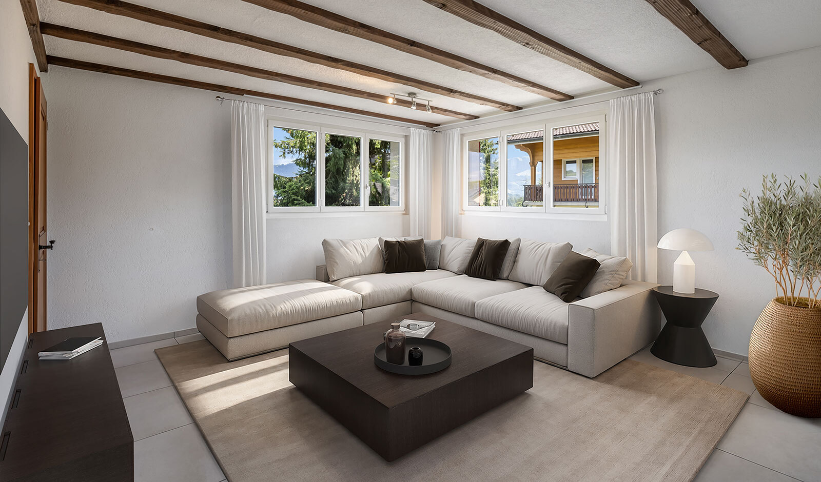 Heller Wohnraum mit Ecksofa und Holzbalkendecke