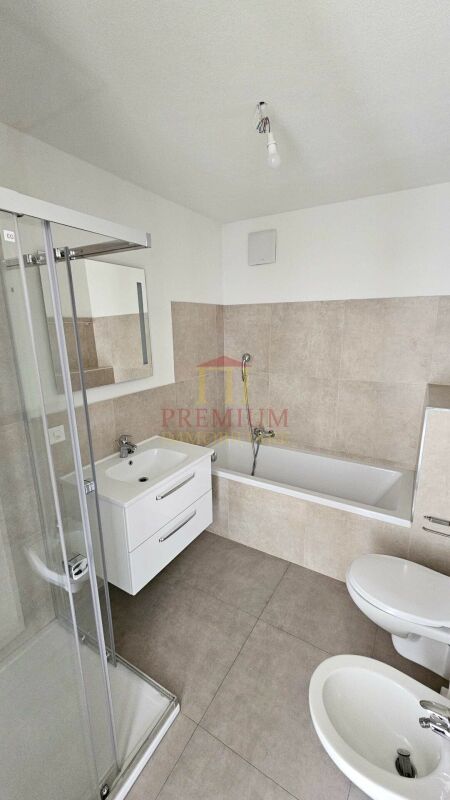 Modernes Badezimmer mit Dusche, Wanne und WC