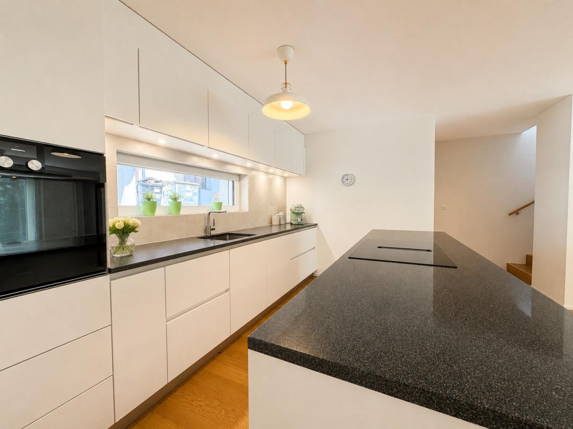 Moderne helle Küche mit Insel