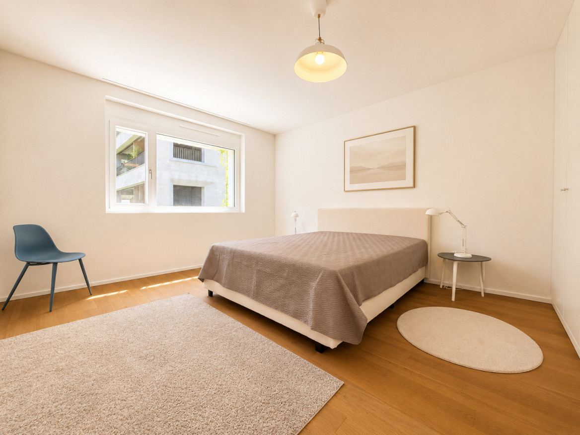 Helles Schlafzimmer mit schlichter Einrichtung