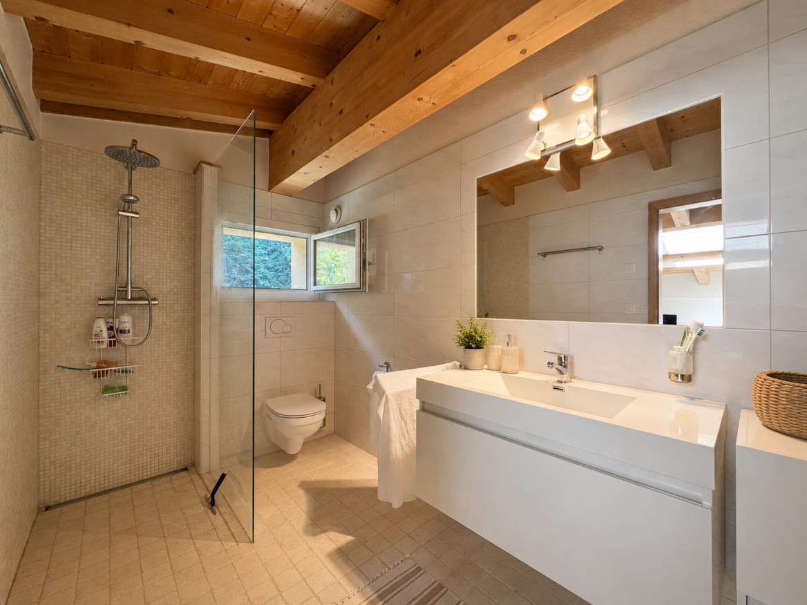 Modernes Badezimmer mit Holzdecke und großer Waschtischanlage