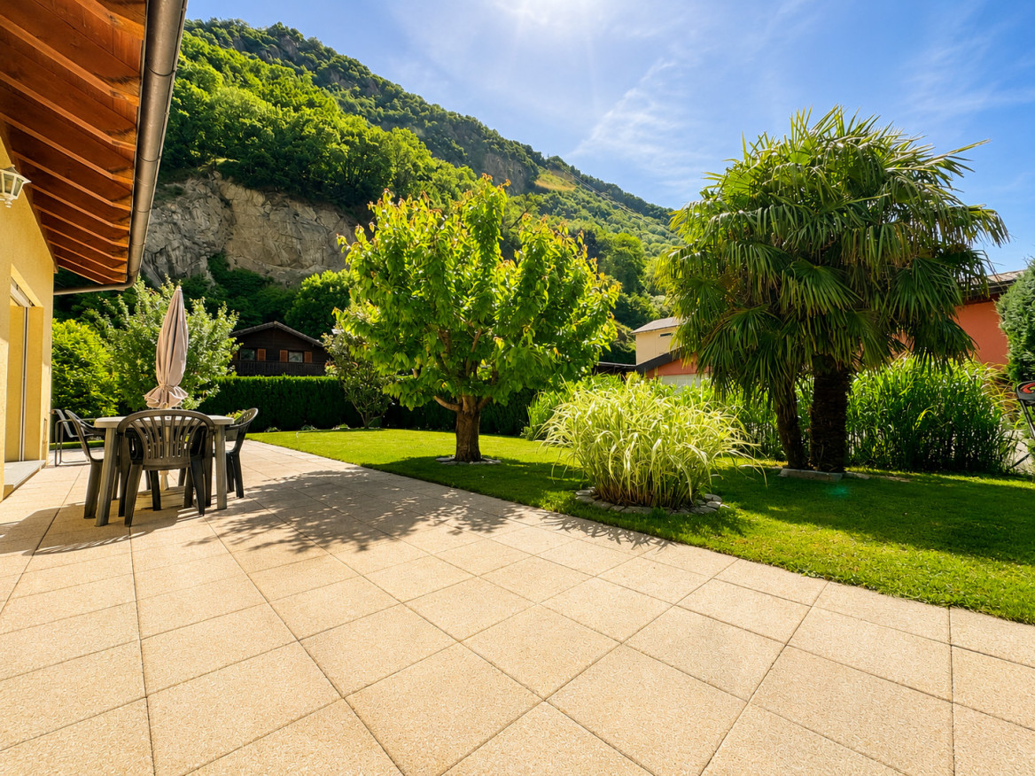 Terrasse mit Garten und Bergkulisse