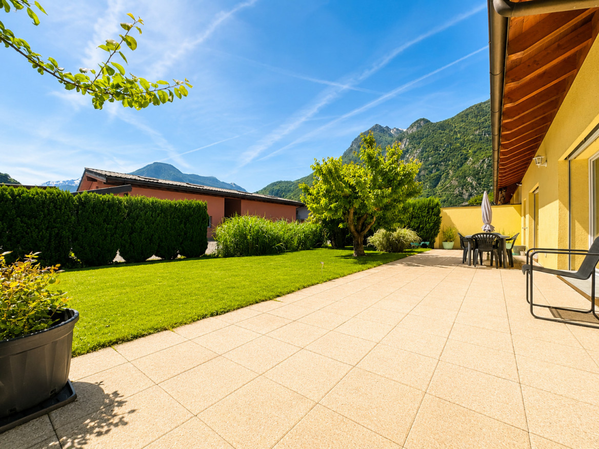 Sonnige Gartenterrasse mit Bergblick