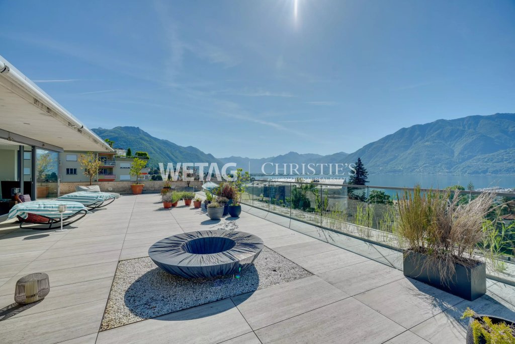 Große Dachterrasse mit Berg- und Seeblick