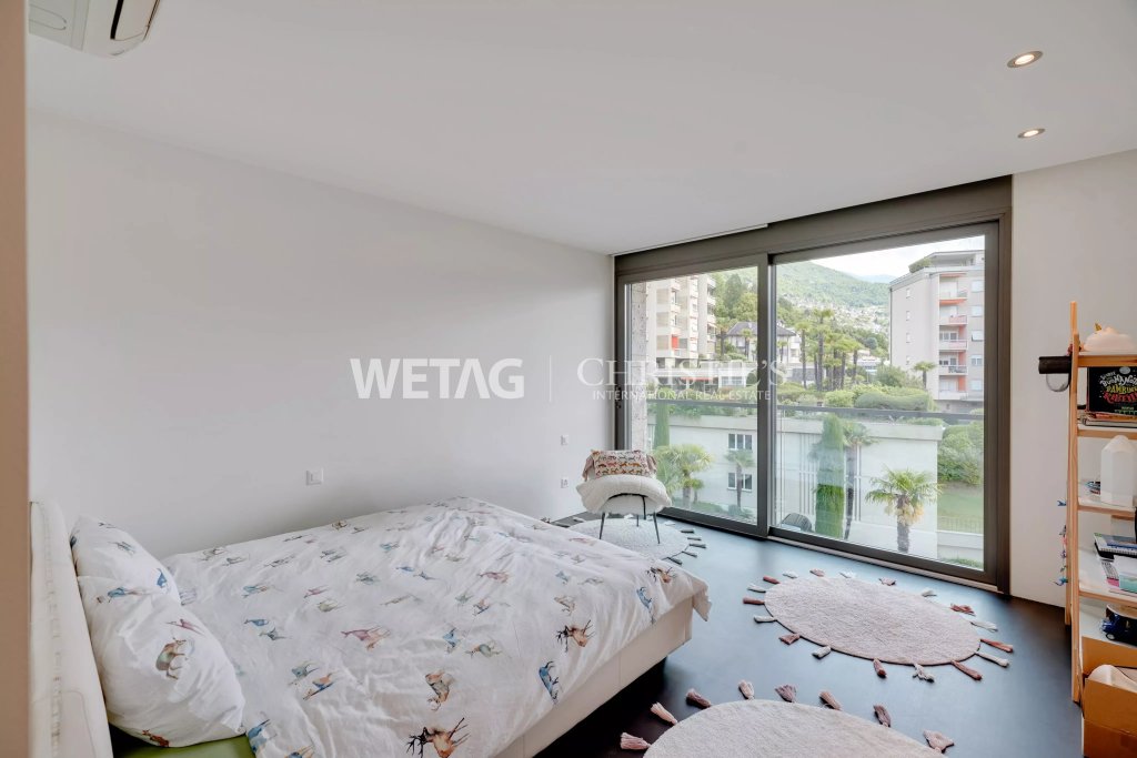 Schlafzimmer mit großem Panoramafenster