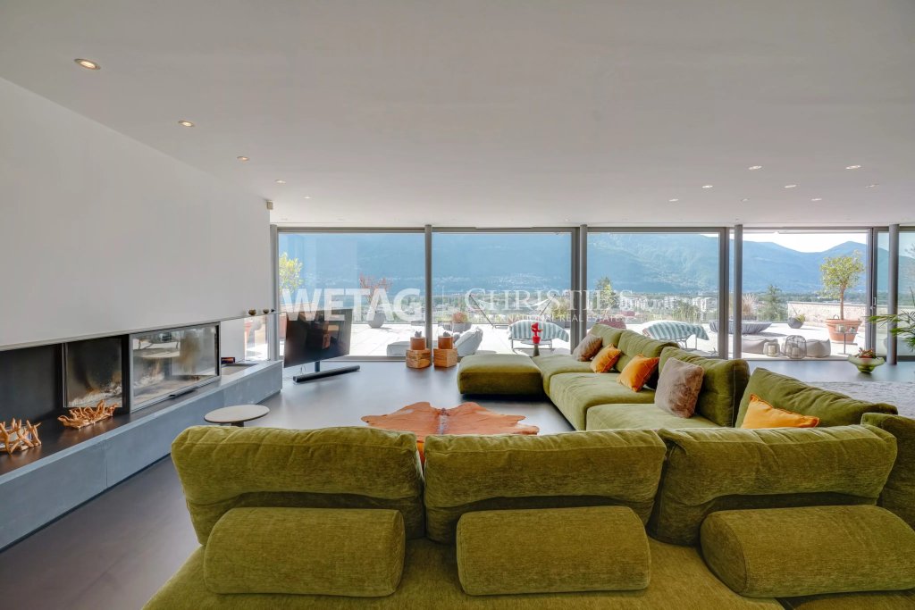 Großzügiges Wohnzimmer mit Panoramablick