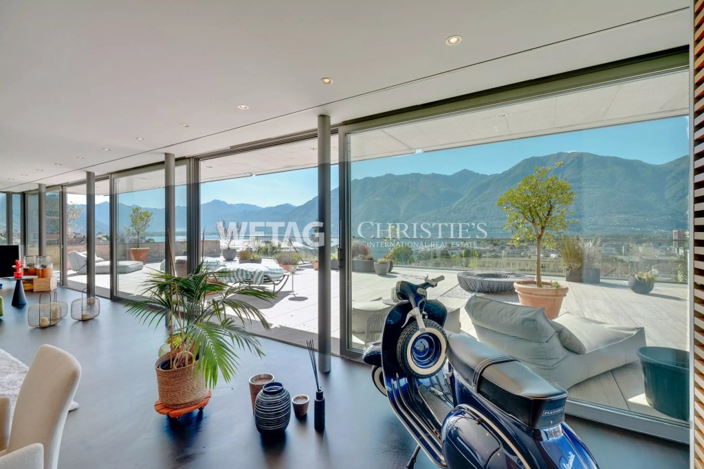 Große moderne Wohnterrasse mit Panoramablick