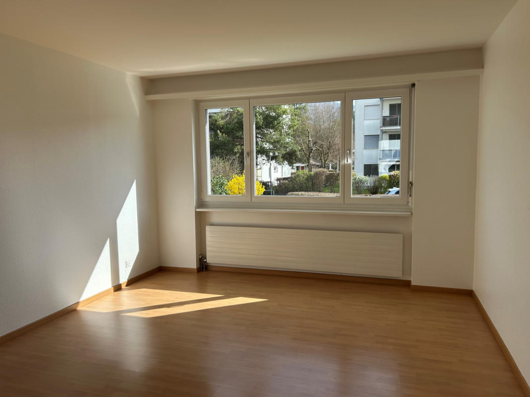 Heller leerer Wohnraum mit Fensterfront