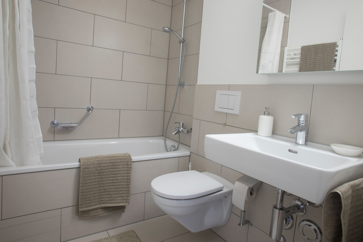 Modernes Badezimmer mit Badewanne, Waschbecken und wandhängendem WC