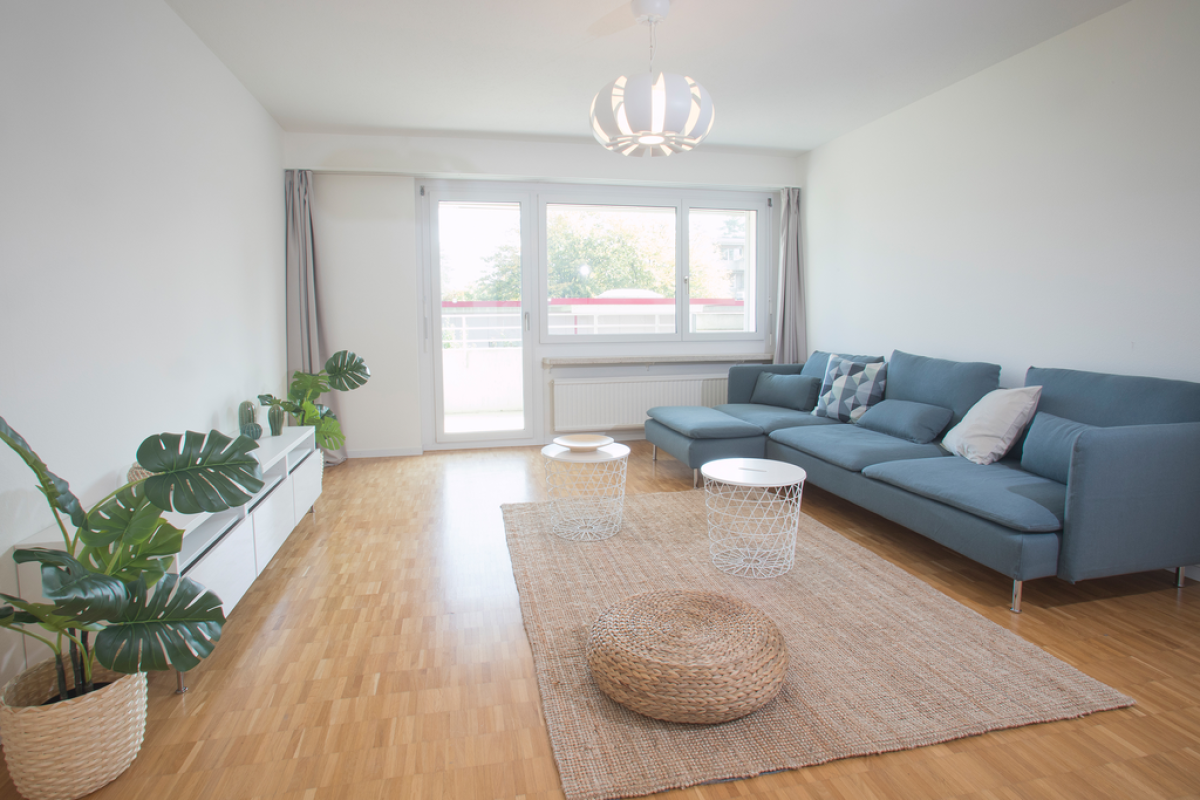 Helles Wohnzimmer mit Balkonzugang