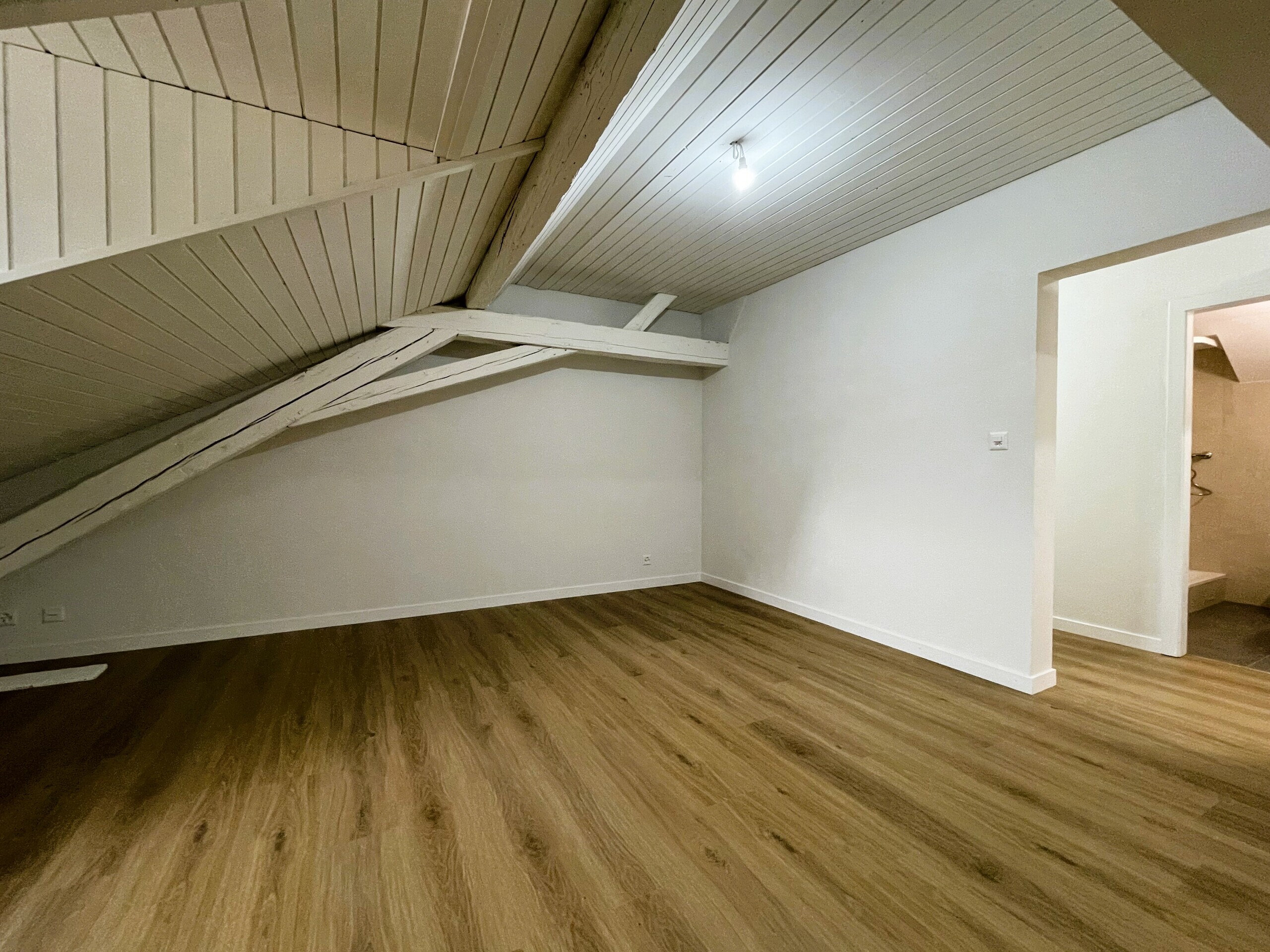Ausgebauter Dachraum mit sichtbaren Holzbalken
