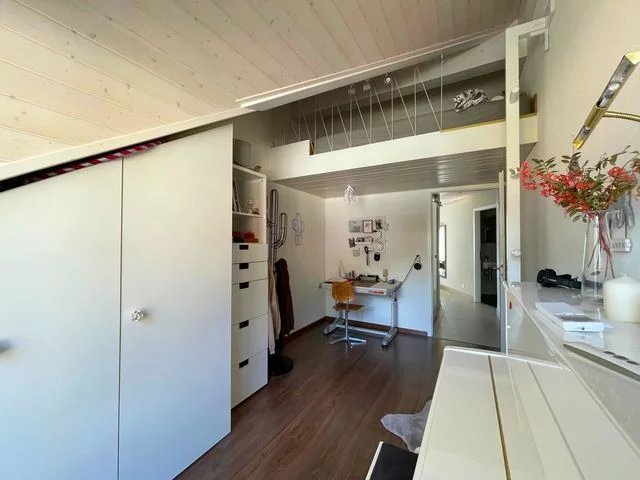 Helles Arbeitszimmer mit Galerie und Einbauschrank