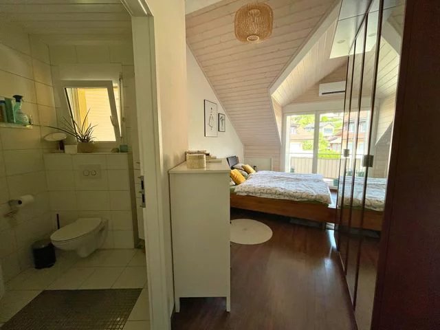Schlafzimmer mit angrenzendem Bad