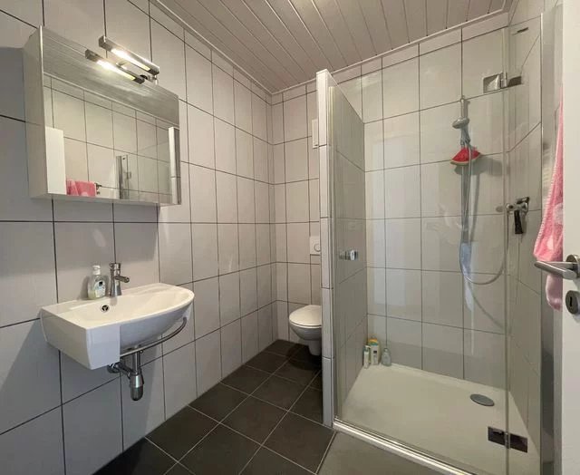 Modernes Duschbad mit Wand-WC