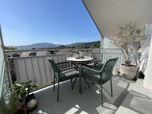 Balkon mit Sitzgruppe und Bergblick