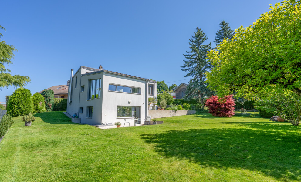 Modernes Einfamilienhaus mit großem Garten