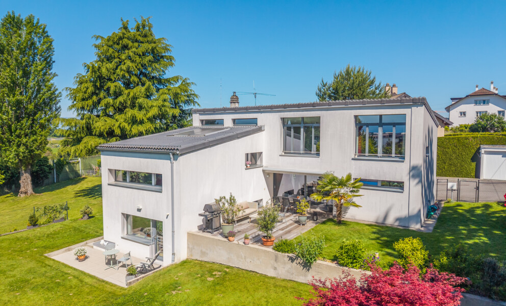 Modernes Einfamilienhaus mit Garten und Terrasse