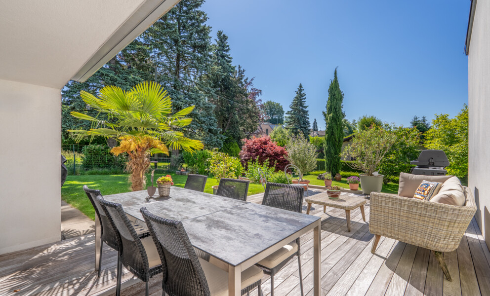 Gepflasterte Terrasse mit Gartenlounge