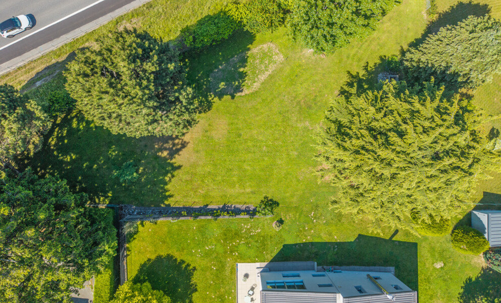 Drohnenaufnahme eines großen Gartengrundstücks