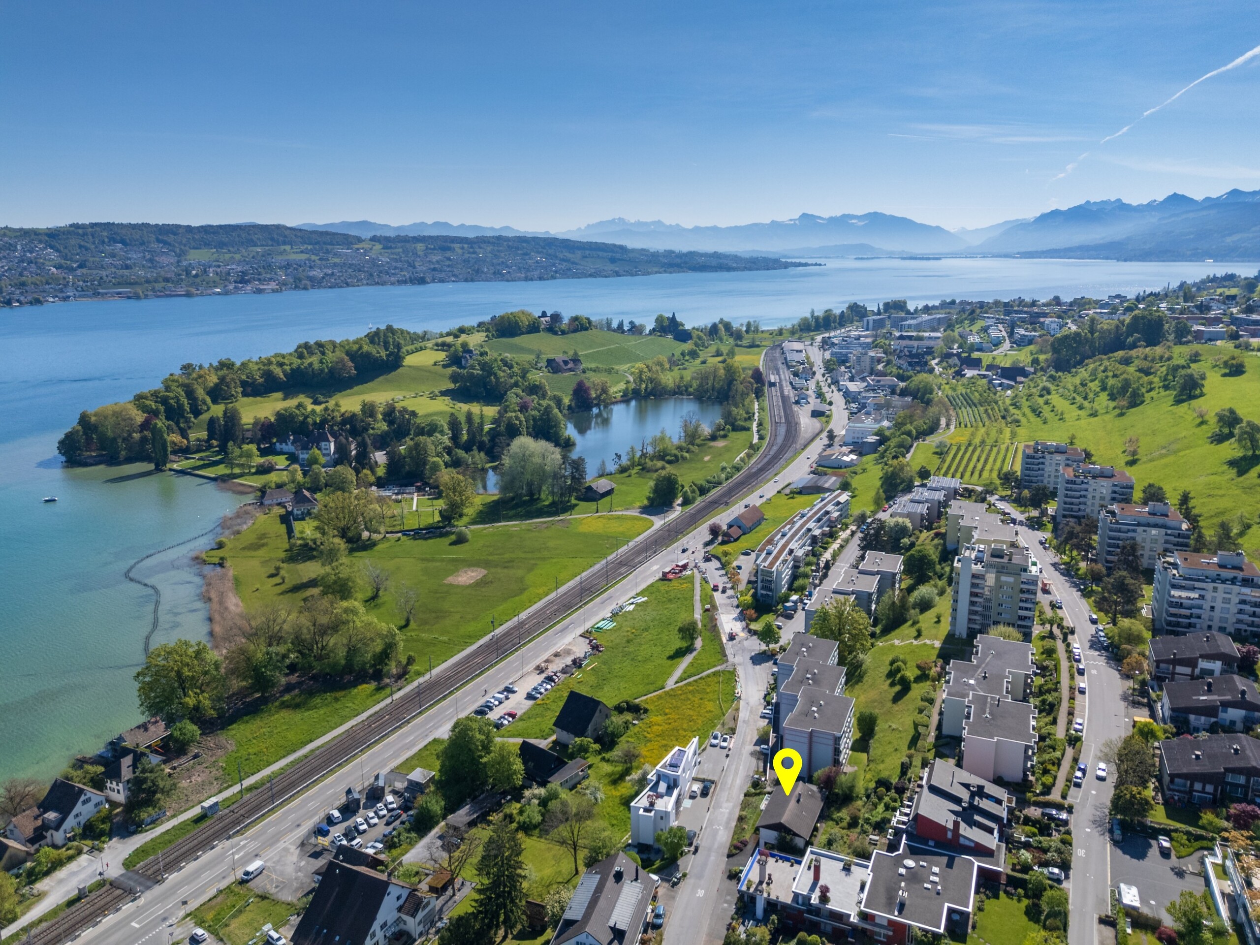 Luftaufnahme einer See- und Wohngegend mit markiertem Gebäude