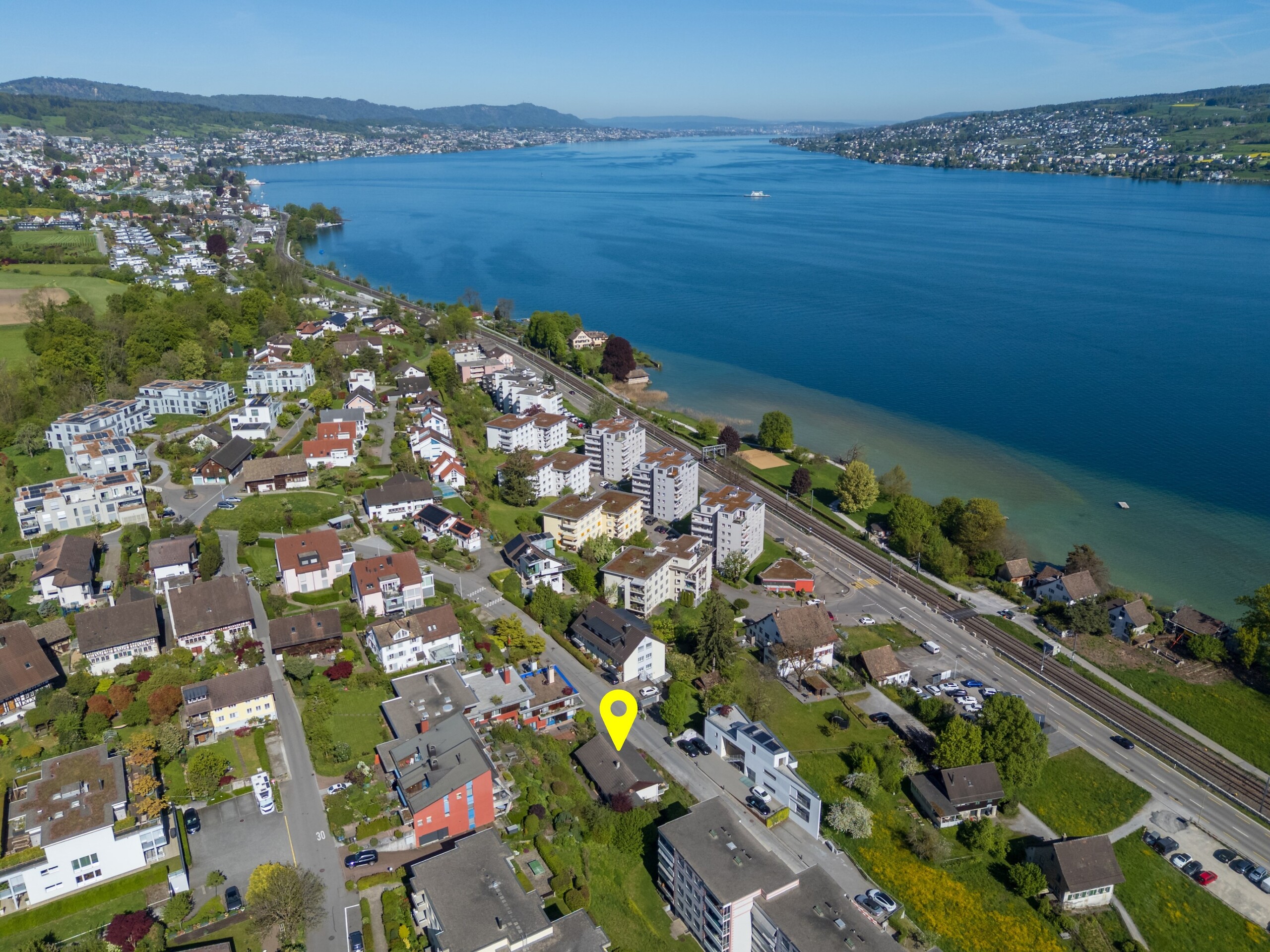 Luftaufnahme einer Wohnsiedlung am See