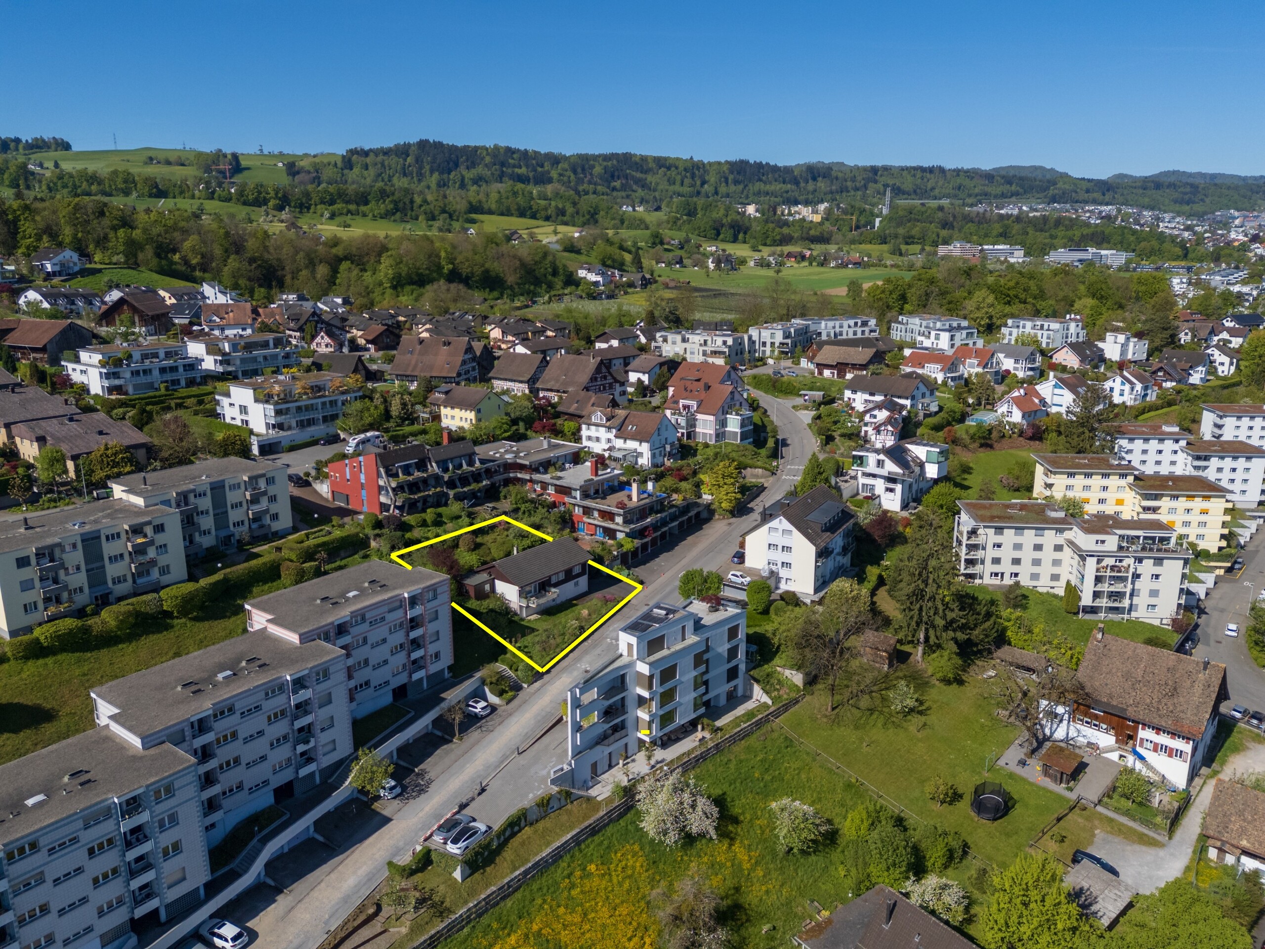 Luftaufnahme eines Wohnquartiers mit markiertem Grundstück