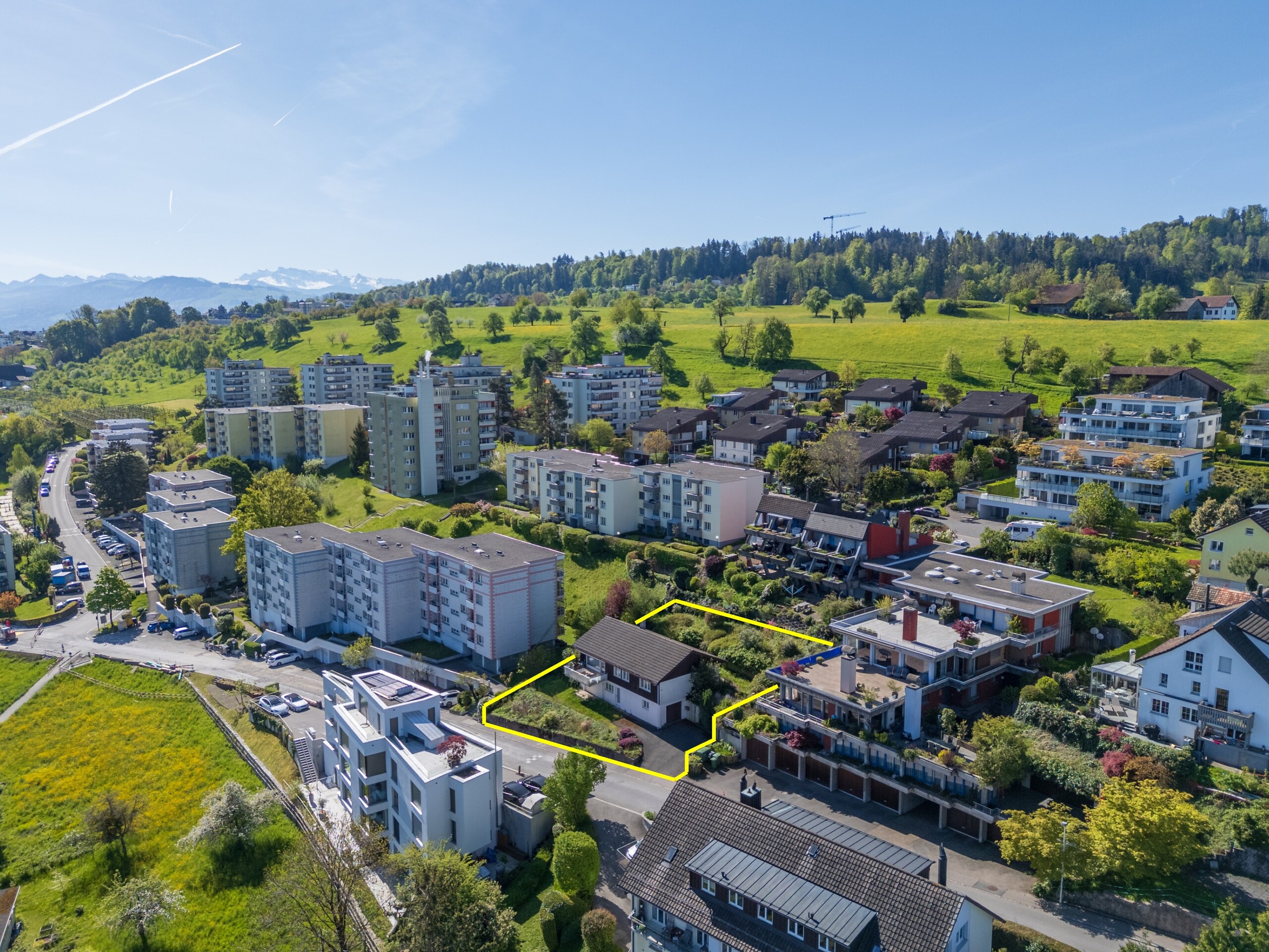 Luftaufnahme eines Wohnquartiers mit markiertem Grundstück