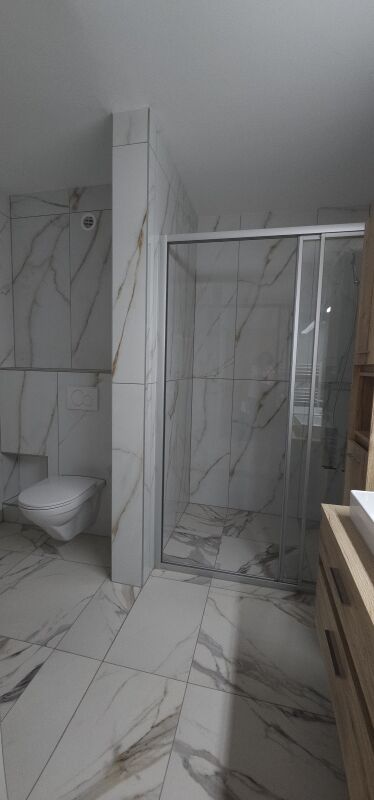 Modernes Bad mit Walk-in-Dusche und wandhängendem WC