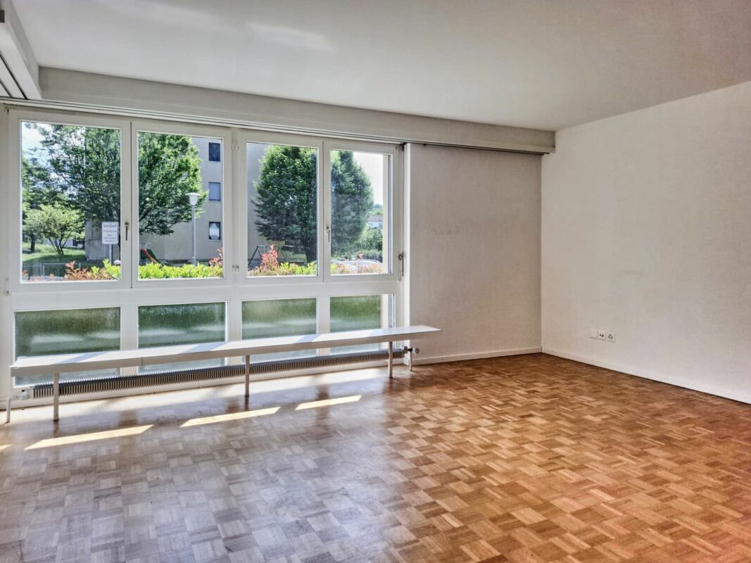 Heller leerer Wohnraum mit großem Fensterband